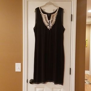Sleeveless v-neck black dress